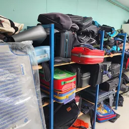 Stellingen met tweedehands koffers, tassen en reisartikelen