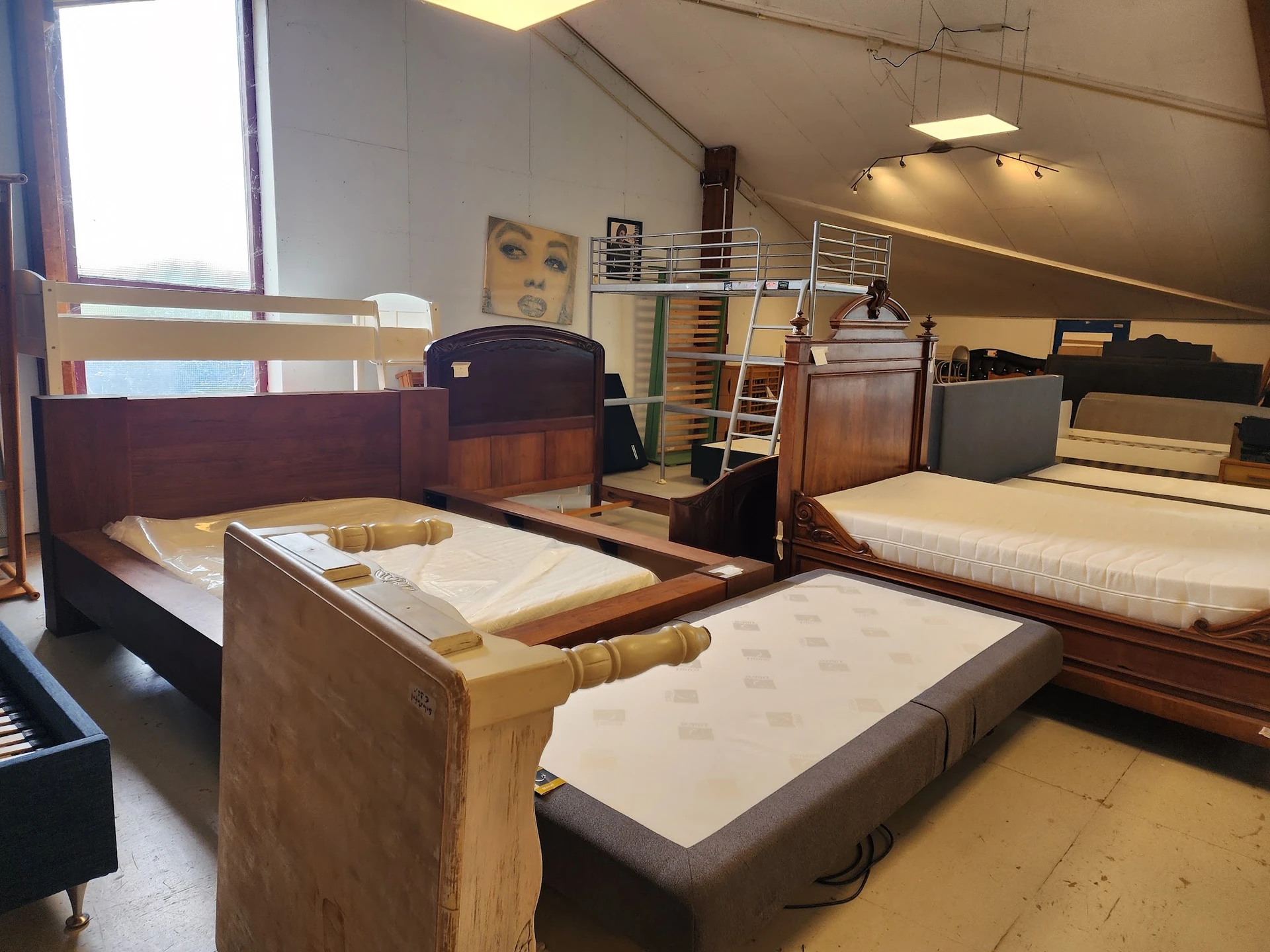 Tweedehands bedden en matrassen uitgestald in de winkel