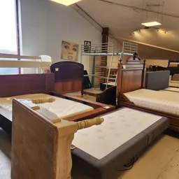 Tweedehands bedden en matrassen uitgestald in de winkel