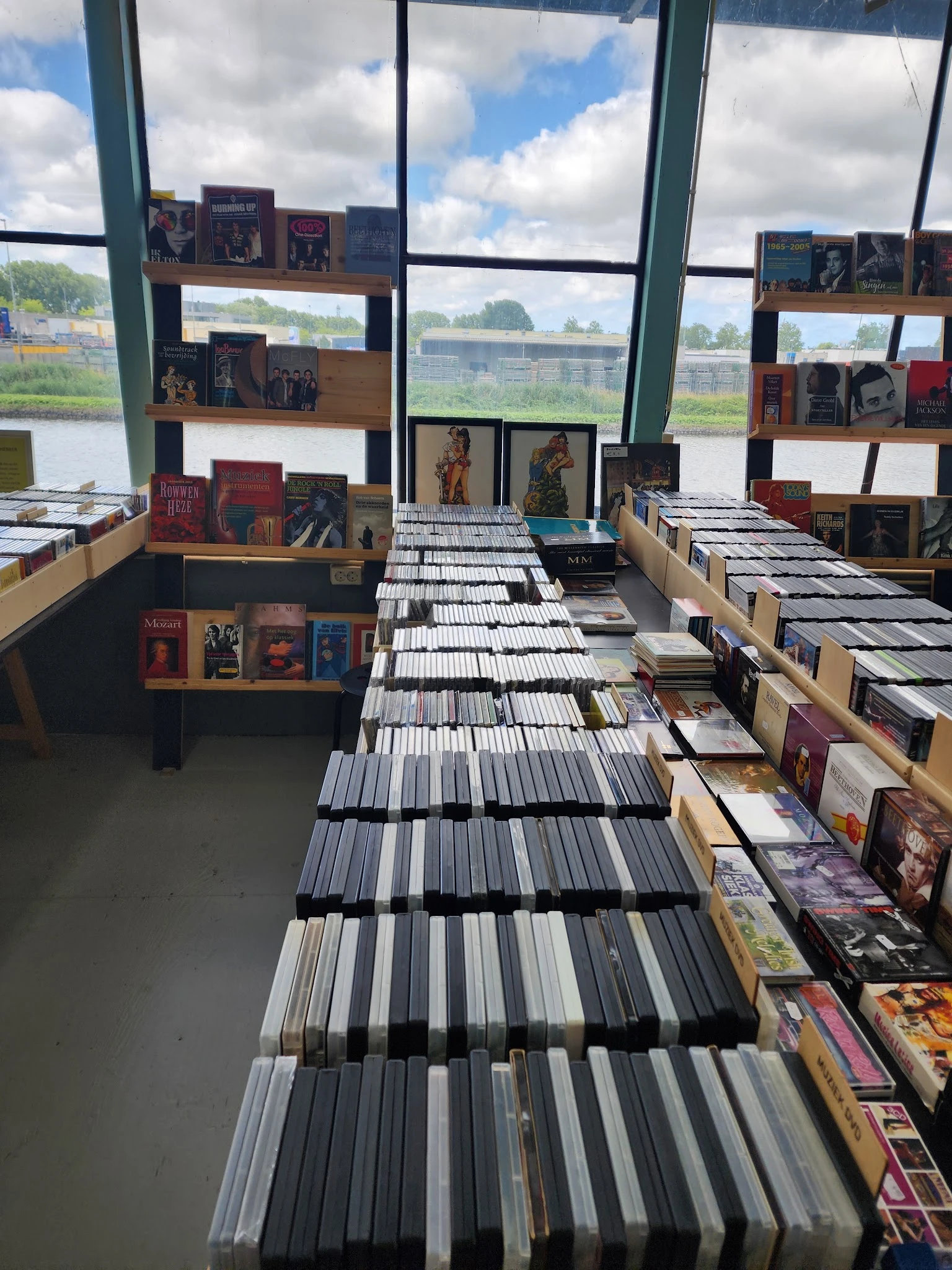 Lange tafels vol met cd's en dvd's uitgestald in de winkel