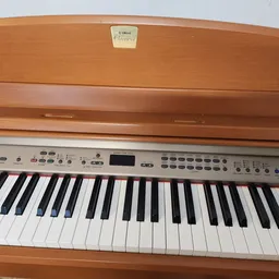 Houten digitale piano met toetsen en bedieningspaneel, close-up vanaf bovenkant gezien