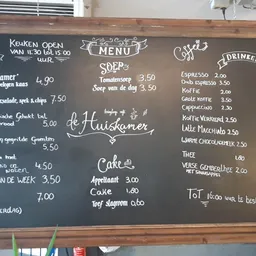 Menukaart op krijtbord met gerechten, dranken en prijzen in een lunchroom