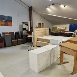 Overzicht van de winkelvloer met meubels zoals bedden, kasten, tafels en stoelen uitgestald