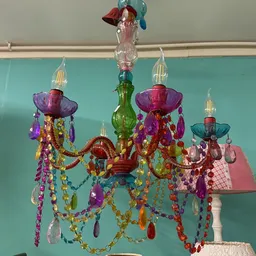 Kleurrijke kristallen kroonluchter met paarse, groene en roze onderdelen en hangende glaskralen