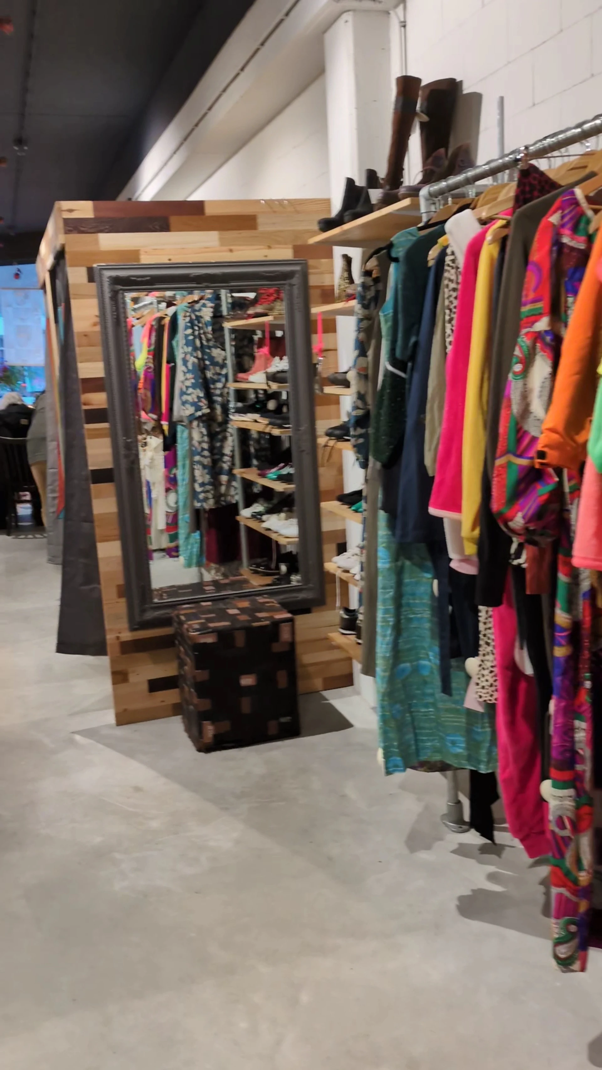 Stichting Kringloopbedrijf Het Warenhuis in Leiden met tweedehands boeken, elektronica en huishoudelijke apparaten