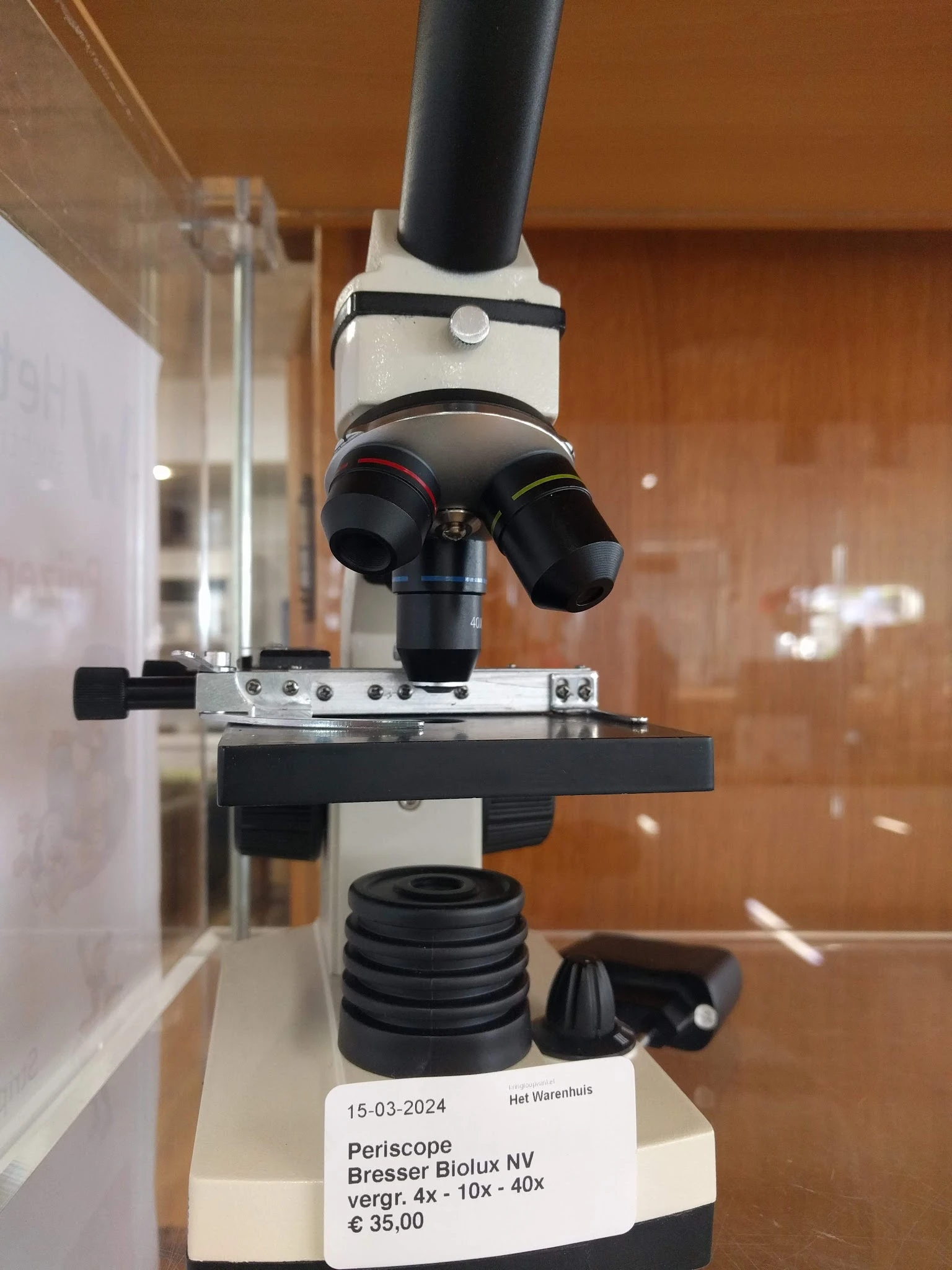 Binoculaire microscoop met zwarte oculairs en zwart werkplatform op statief