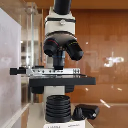 Binoculaire microscoop met zwarte oculairs en zwart werkplatform op statief
