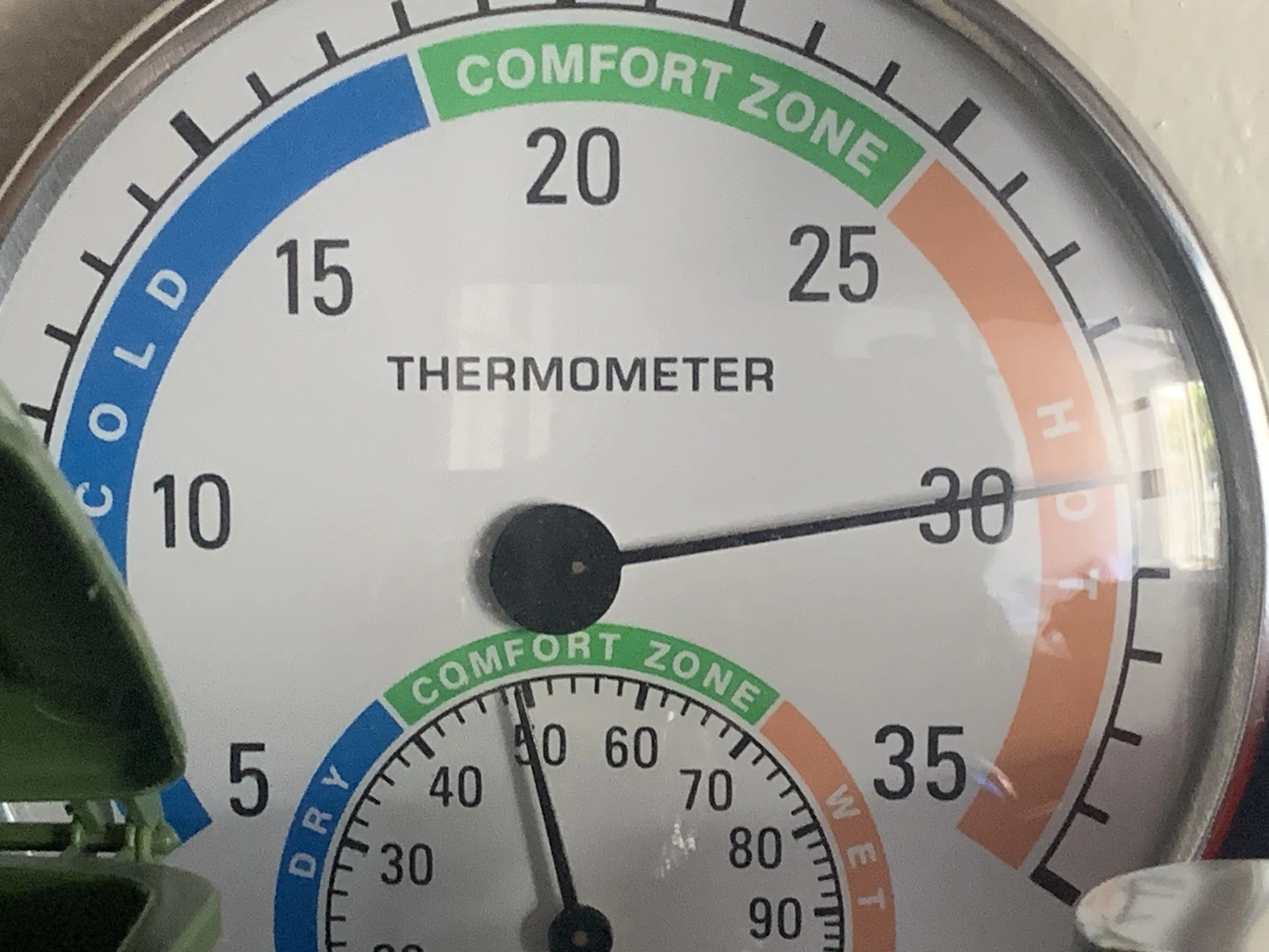 Close-up van een thermometer en hygrometer met comfortzones aangegeven