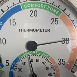 Close-up van een thermometer en hygrometer met comfortzones aangegeven
