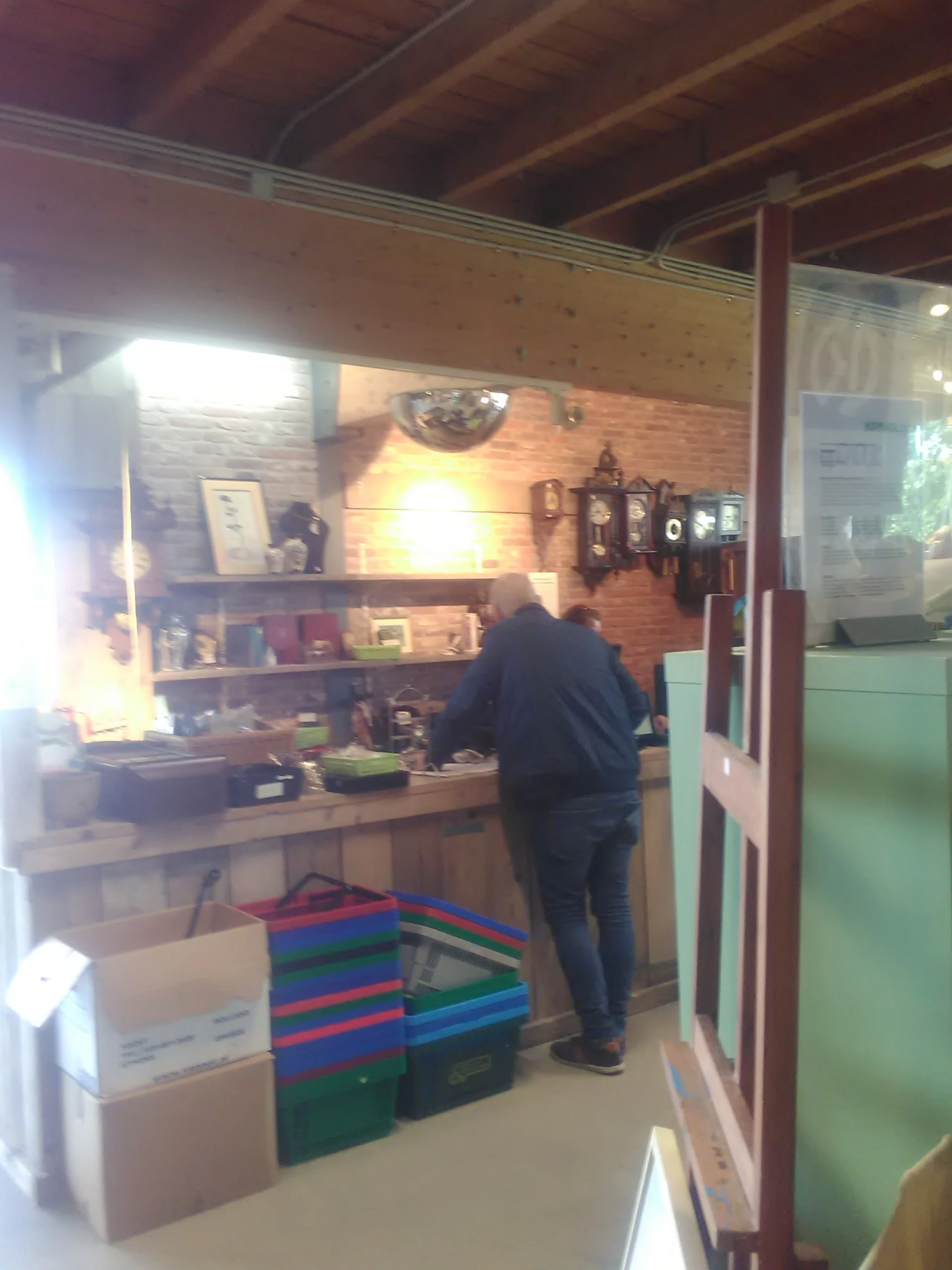 Stichting Kringloopcentrum Spullenhulp in Soest met tweedehands bedden, boeken en huishoudelijke apparaten