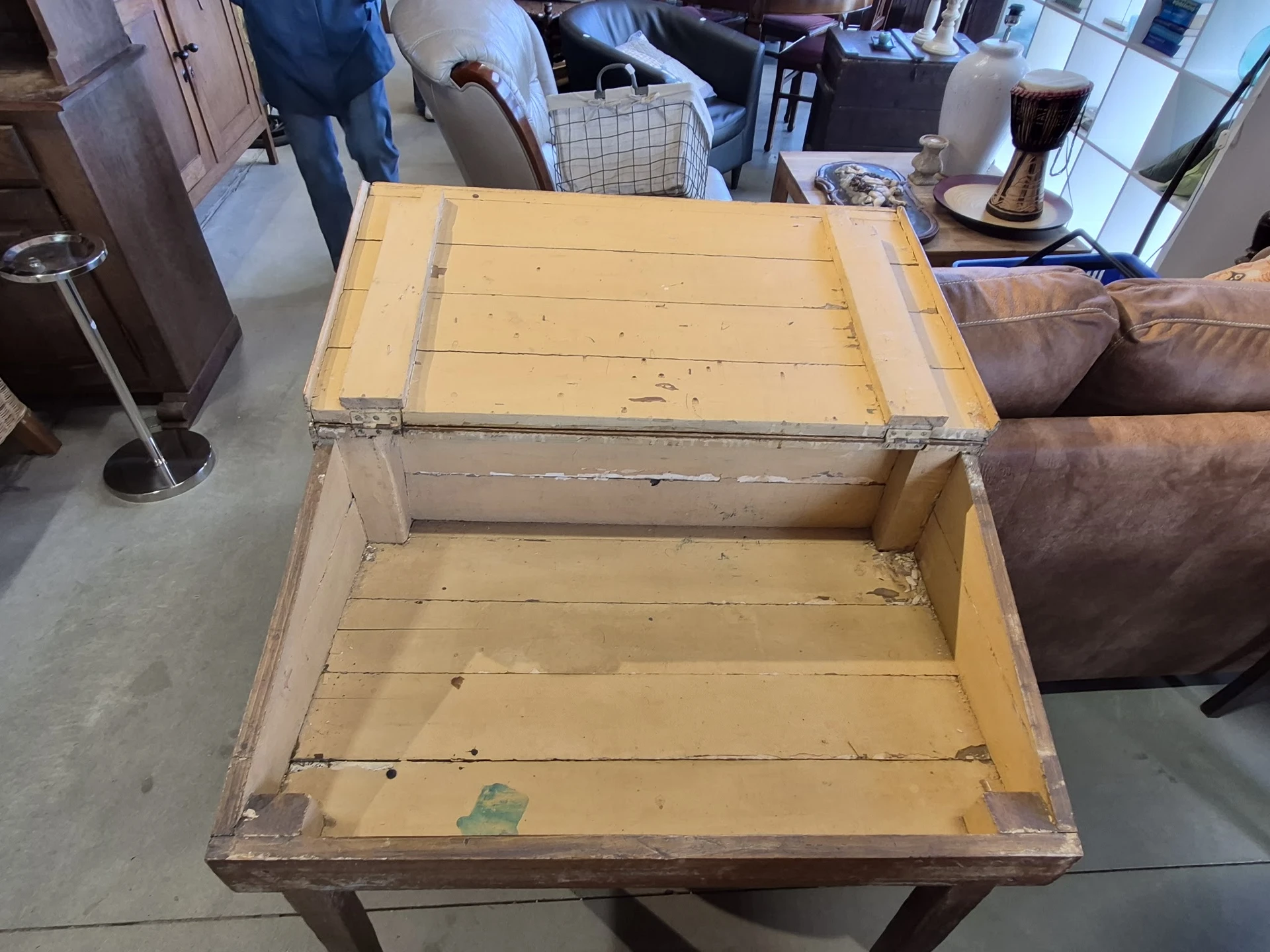 Houten kist of koffer met geel-beige kleurig hout en metalen hoeken, open uitgestald
