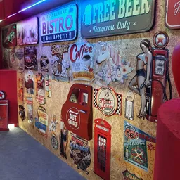 Muurdecoratie met vintage neonborden, retro kunstobjecten en nostalgiaplaten in een kringloopwinkel