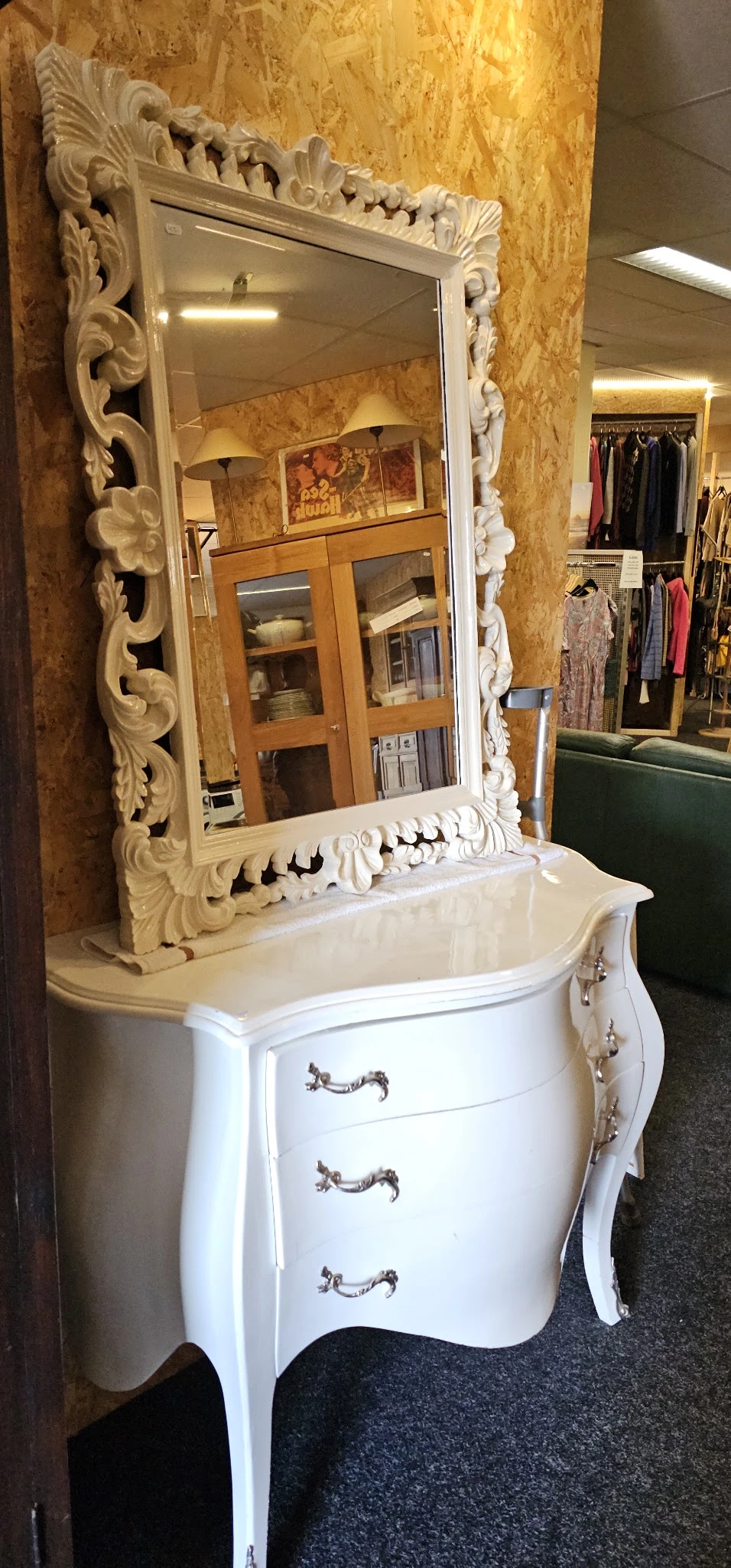 Wit barok-stijl badkamermeubel met wastafel en grote spiegel met decoratief frame