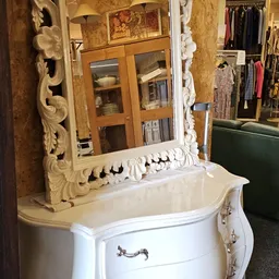 Wit barok-stijl badkamermeubel met wastafel en grote spiegel met decoratief frame