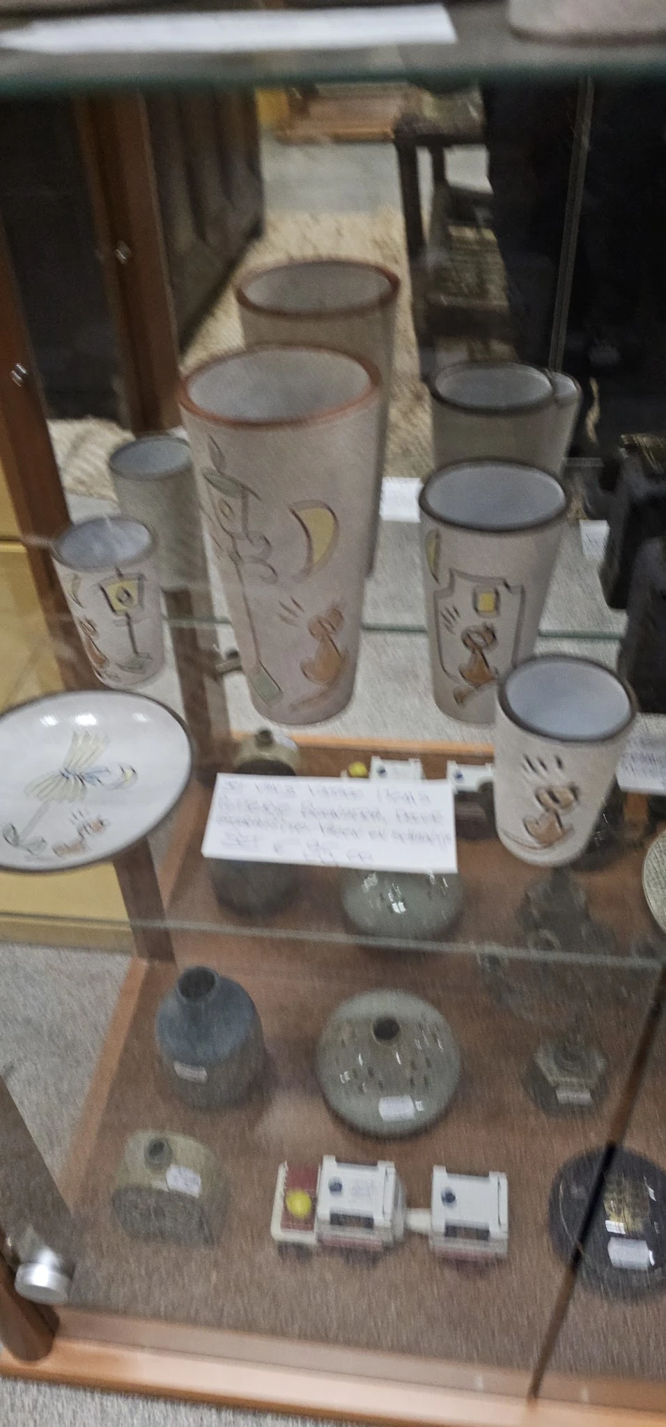 Uitgestalde serviessets en decoratieve items op een tafel in de winkel