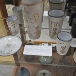Uitgestalde serviessets en decoratieve items op een tafel in de winkel