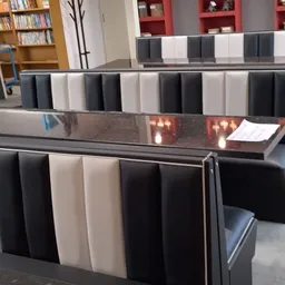 Bankstellen en zitmeubels met zwart-wit gestoffeerde armleuningen uitgestald in de winkel
