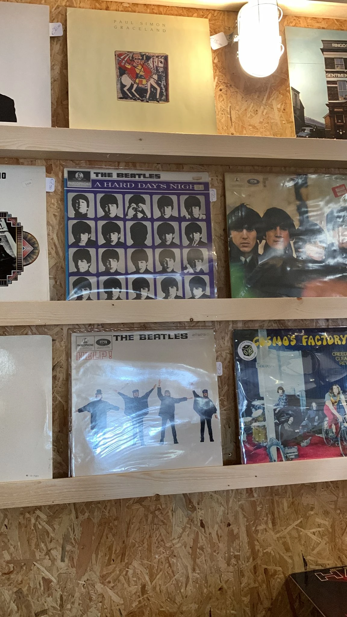 Verzameling The Beatles vinyl records en elpees uitgestald op een plank