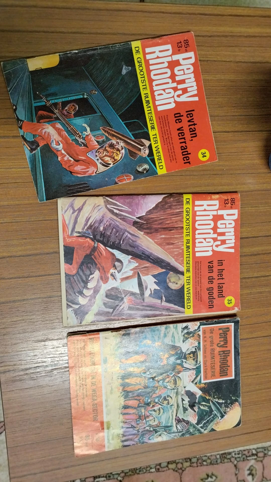 Stapel vintage boeken en pulpfictionmagazines op houten ondergrond