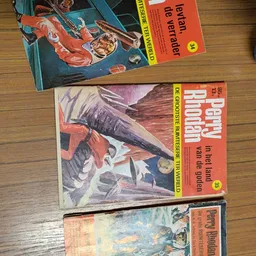 Stapel vintage boeken en pulpfictionmagazines op houten ondergrond
