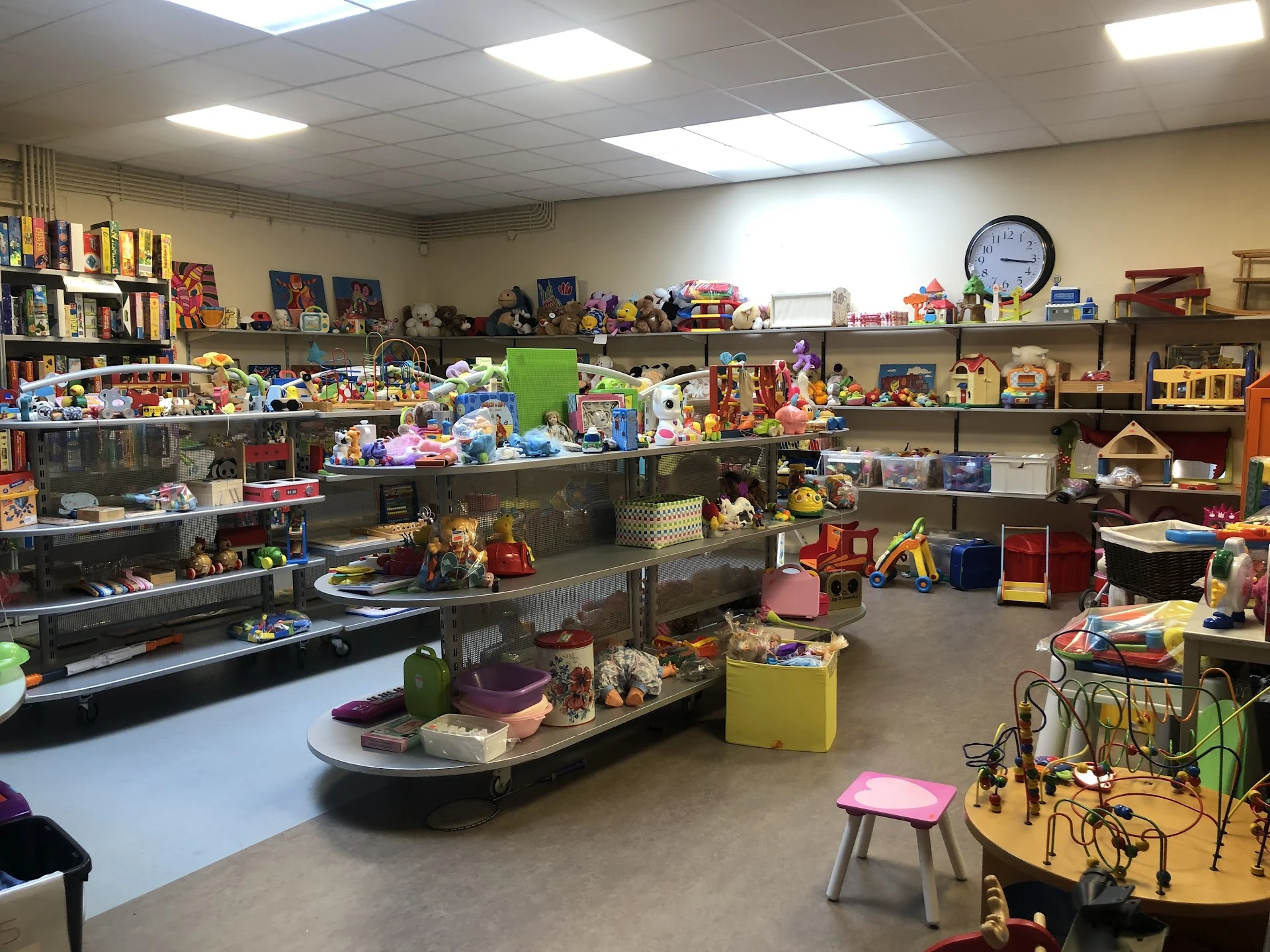 Stichting Kringloopwinkel Bohero in Borculo met tweedehands boeken, cd's en dinky toys