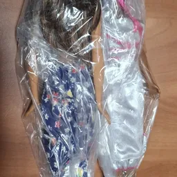 Tweedehands kledingstukken in plastic verpakking op een rek