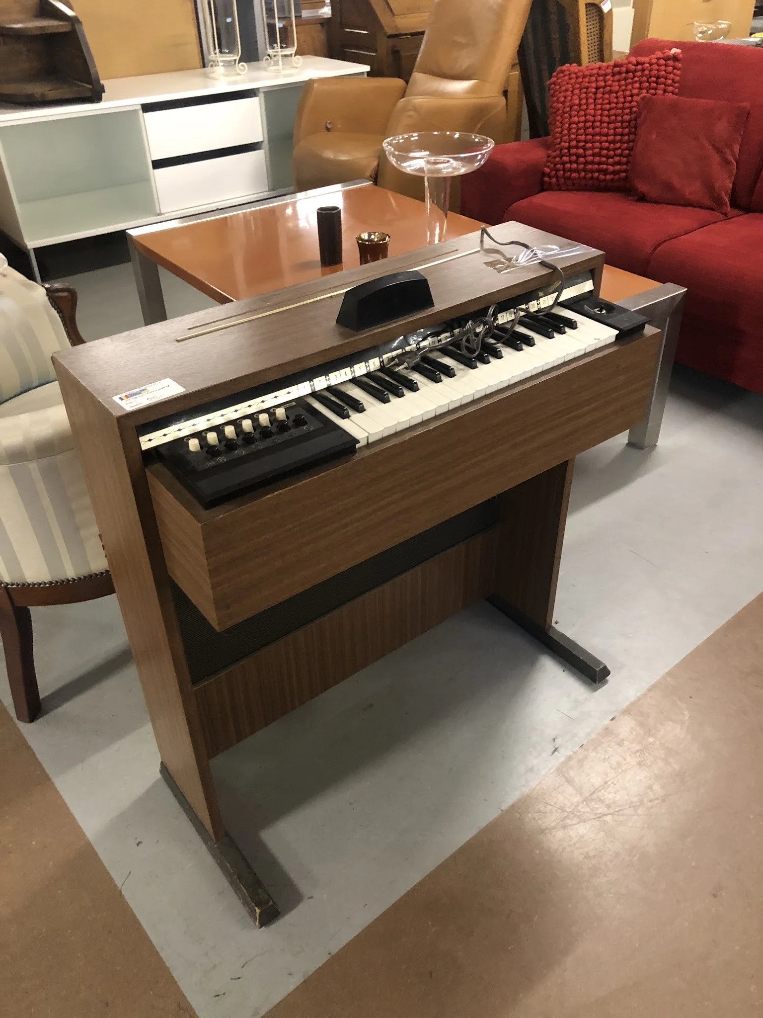 Houten elektronisch orgel met toetsenbord en bedieningspaneel in kringloopwinkel