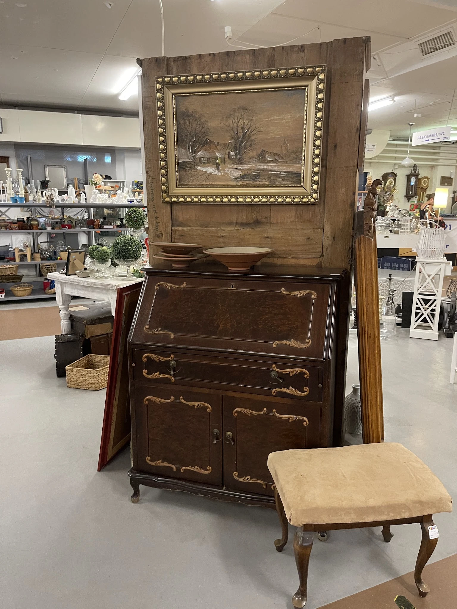 Antieke houten commode met goud decoratief inlay en fraaie handvatten, in kringloopwinkel