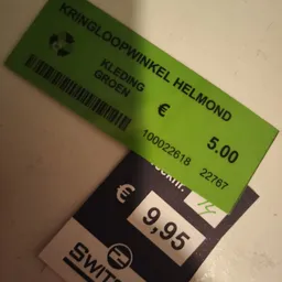 Prijssticker van kringloopwinkel met artikel KOPWINKEL HELMOND KLEDING GROEN voor €5,00