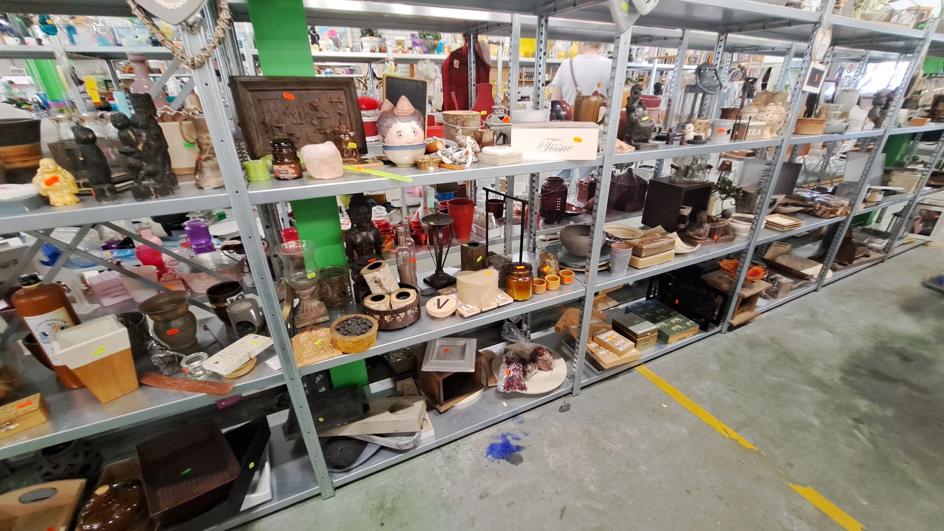 Metalen stellingkast met diverse tweedehands huishoudartikelen, decoratie en serviesgoed