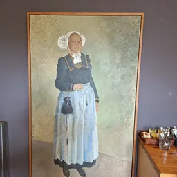 Schilderij van een oudere vrouw in traditionele klederdracht met witte kap en blauwe jurk