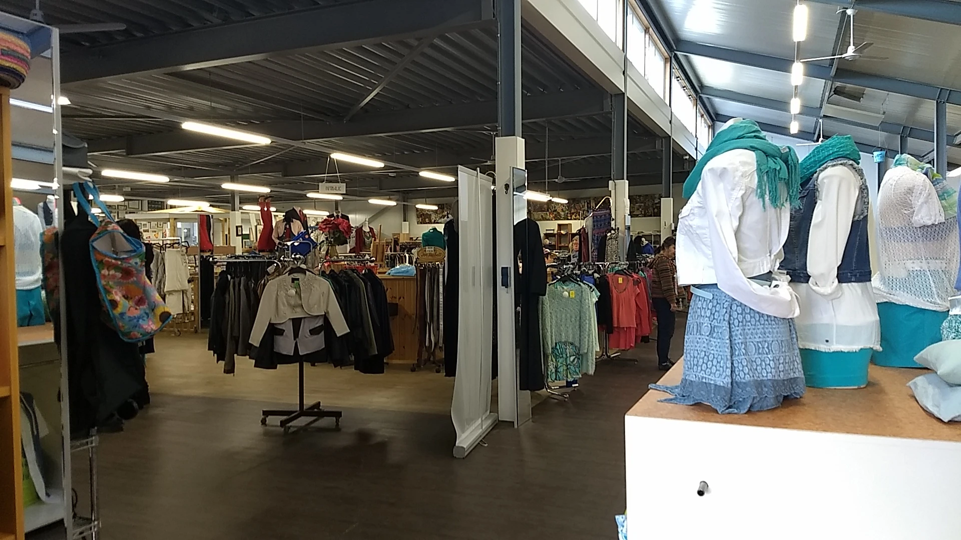 Stichting Kringloopwinkel Steenwijk in Tuk met tweedehands boeken, huishoudelijke apparaten en jassen