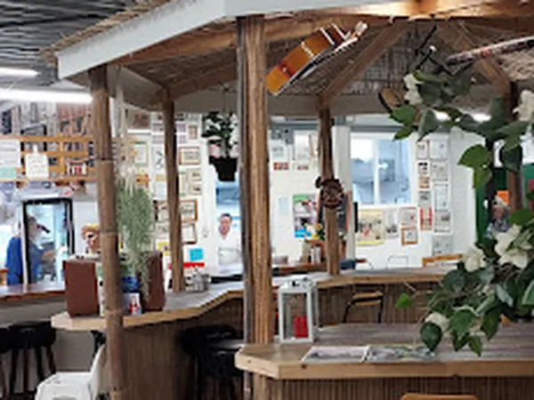 Winkelinterieur met houten stellingen, uitstallingen aan wanden, planten en decoraties
