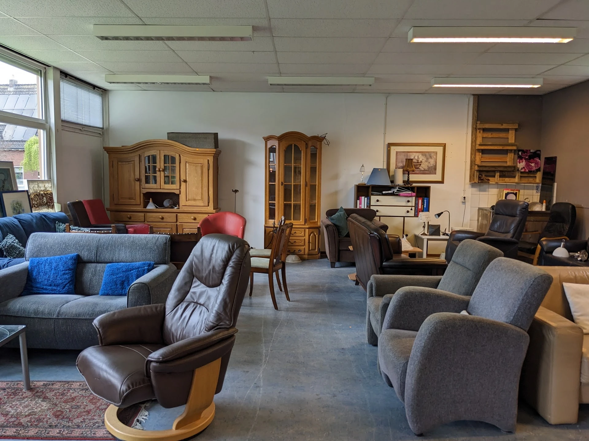 Kringloopwinkel Stichting Minimanna Ulft in Ulft met tweedehands banken, boeken en gereedschappen