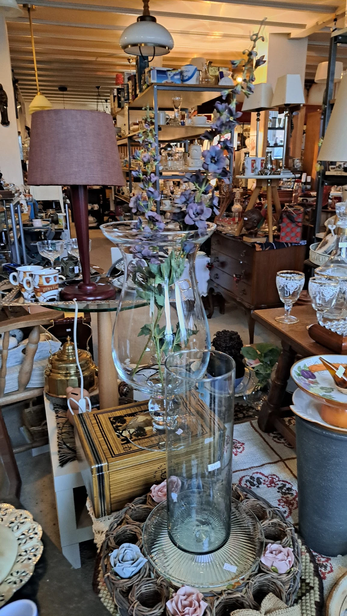Vitrinekast met glaswerk, vazen en decoratieve voorwerpen uit de kringloopwinkel