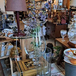 Vitrinekast met glaswerk, vazen en decoratieve voorwerpen uit de kringloopwinkel