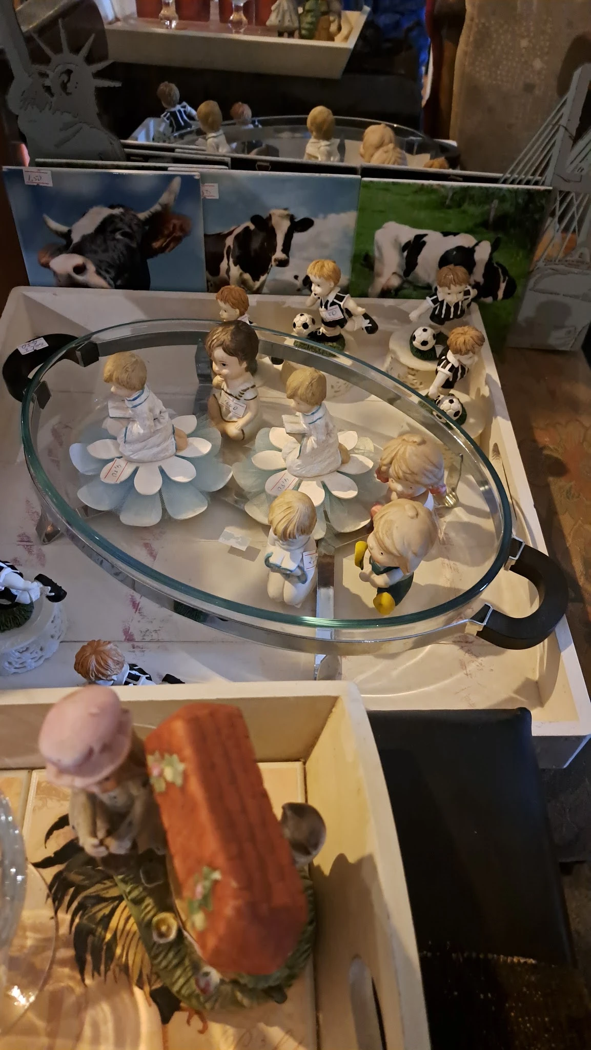 Glazen display met porseleinenen poppenhuispoppen en accessoires