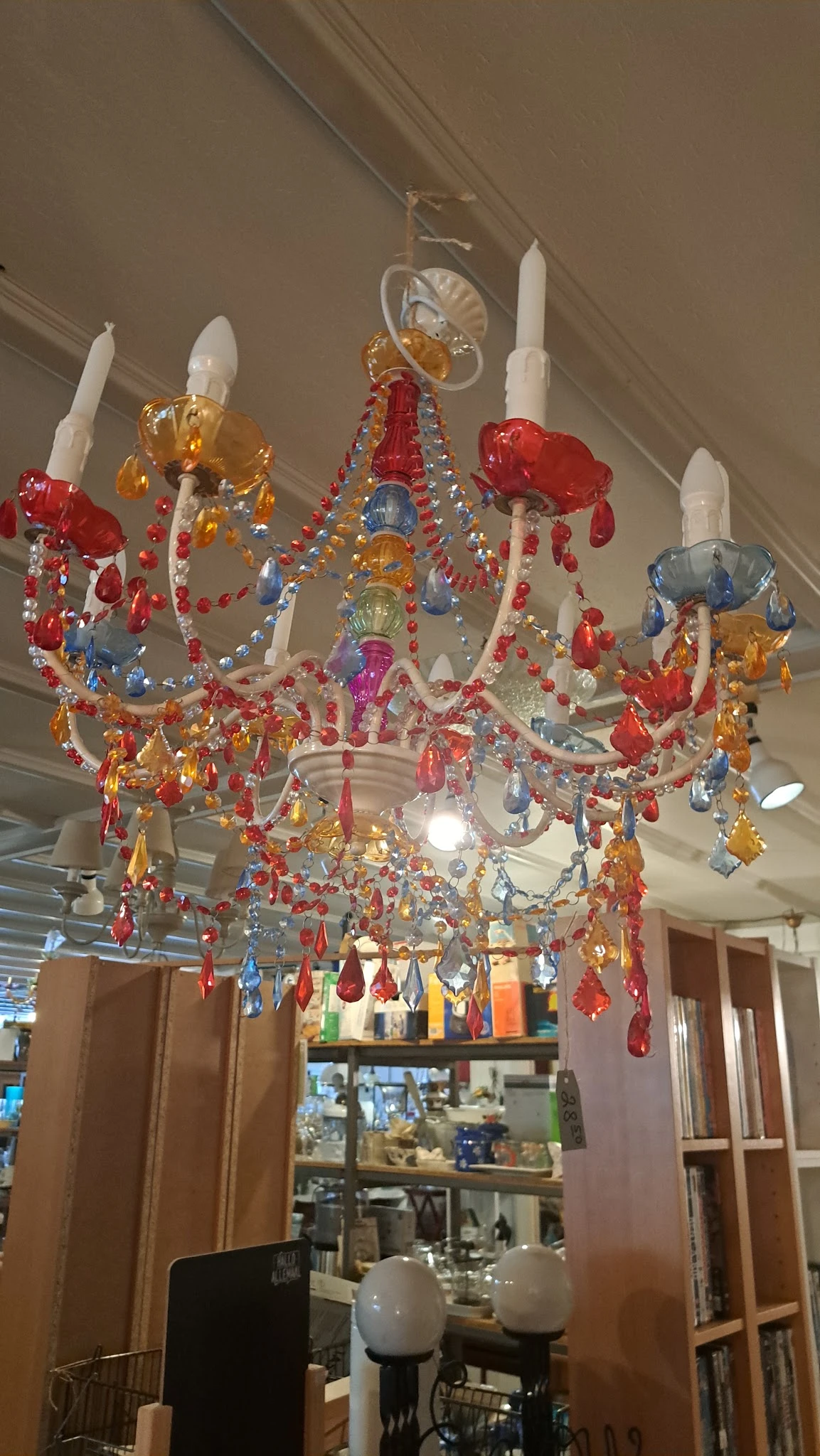 Kleurrijke decoratieve kroonluchter met rode, gele, blauwe en paarse kristallen en kralen aan hangers