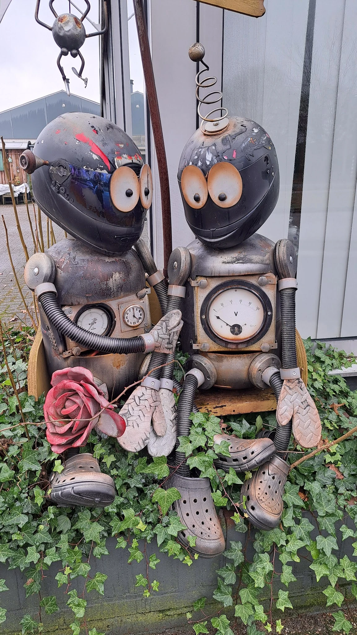 Decoratief kunstwerk gemaakt van oude industriële onderdelen met wijzerplaten, buizen en metalen elementen, versierd met een 