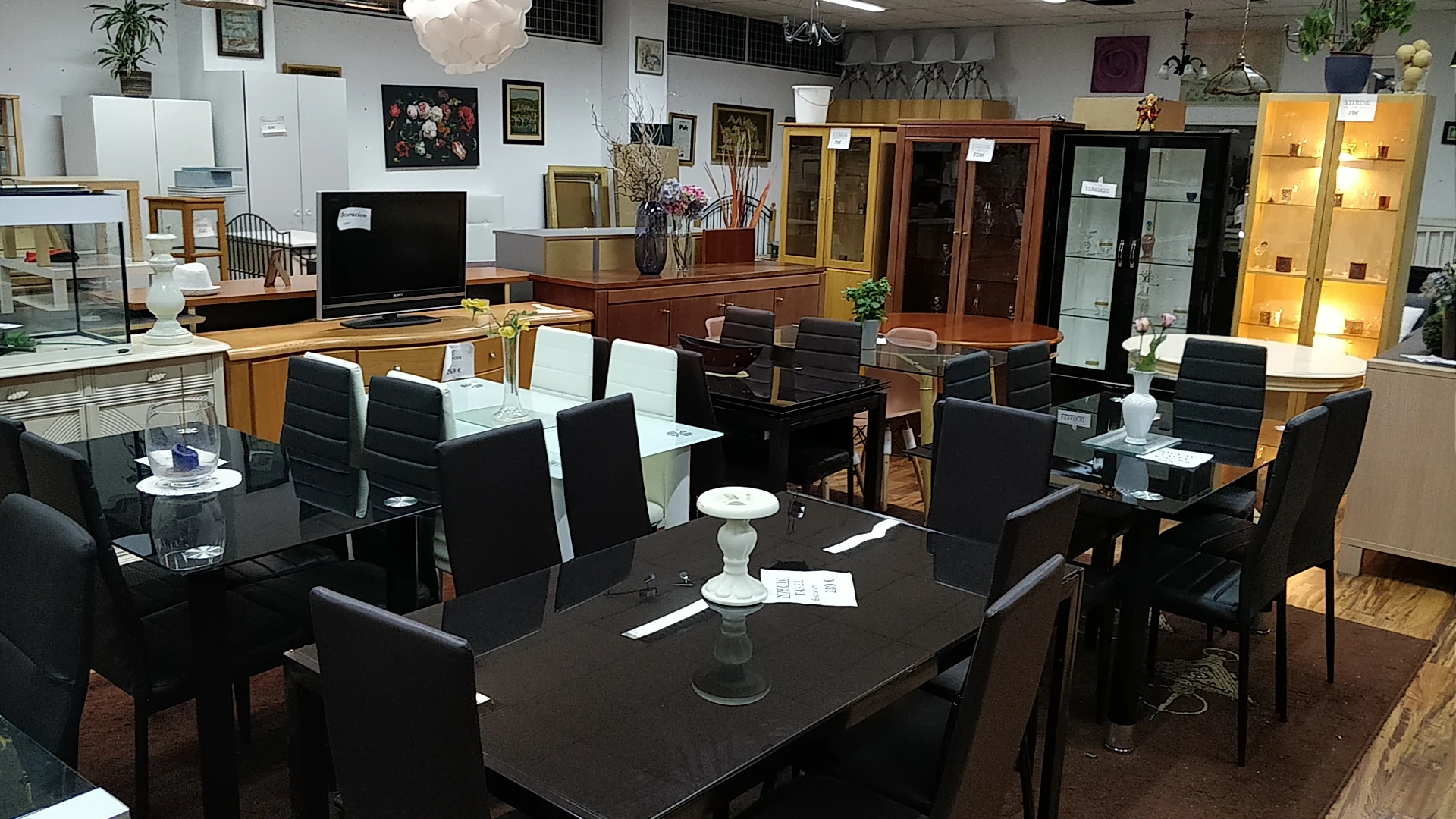 Kringloopwinkel Stichting Remar in Den Haag met tweedehands huis- en inrichting, huishoudelijke apparaten en meubels