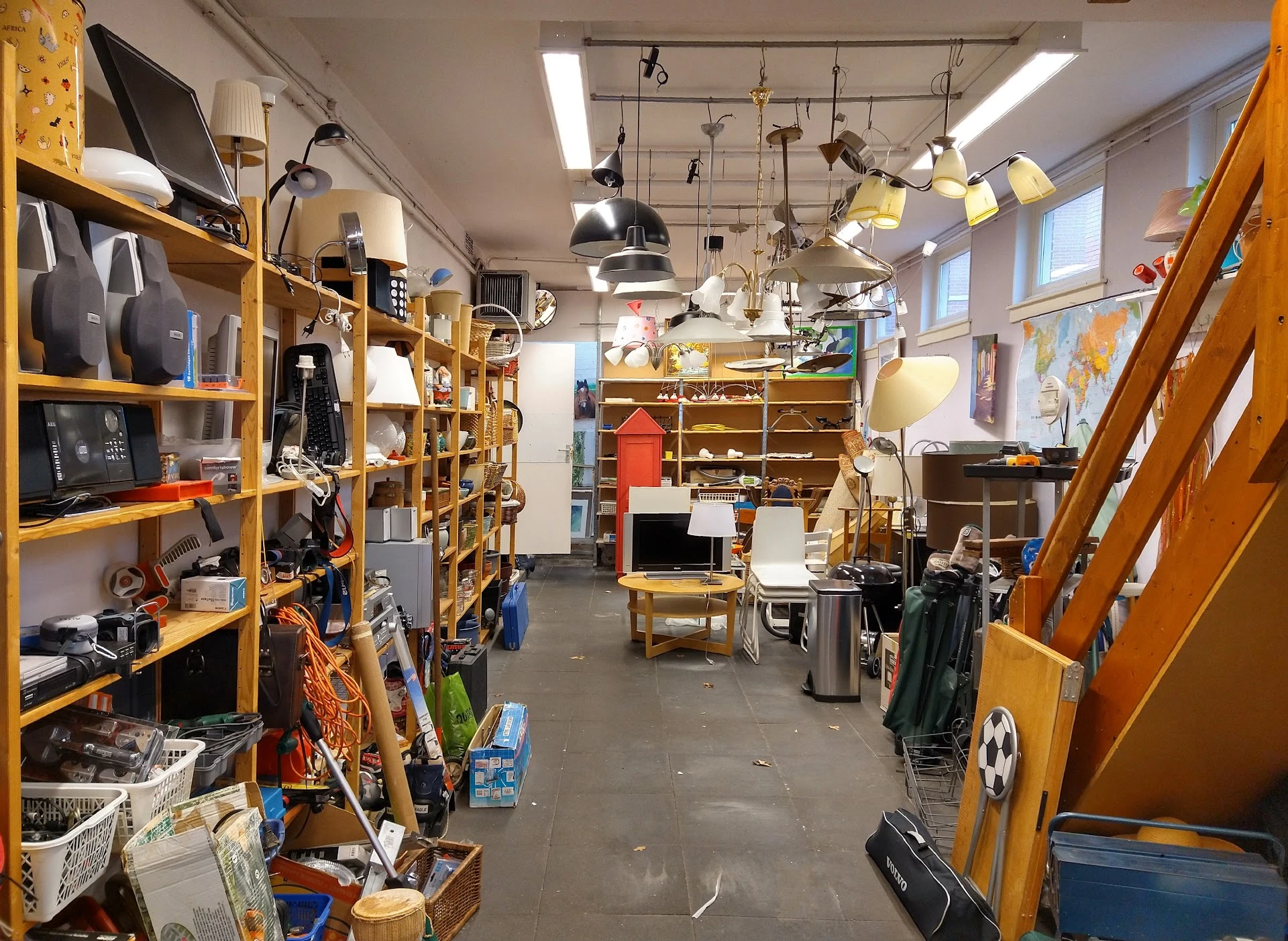 Kringloopwinkel Stichting Rommelmarkt Haren in Haren met tweedehands boeken, cd's en huis- en inrichting