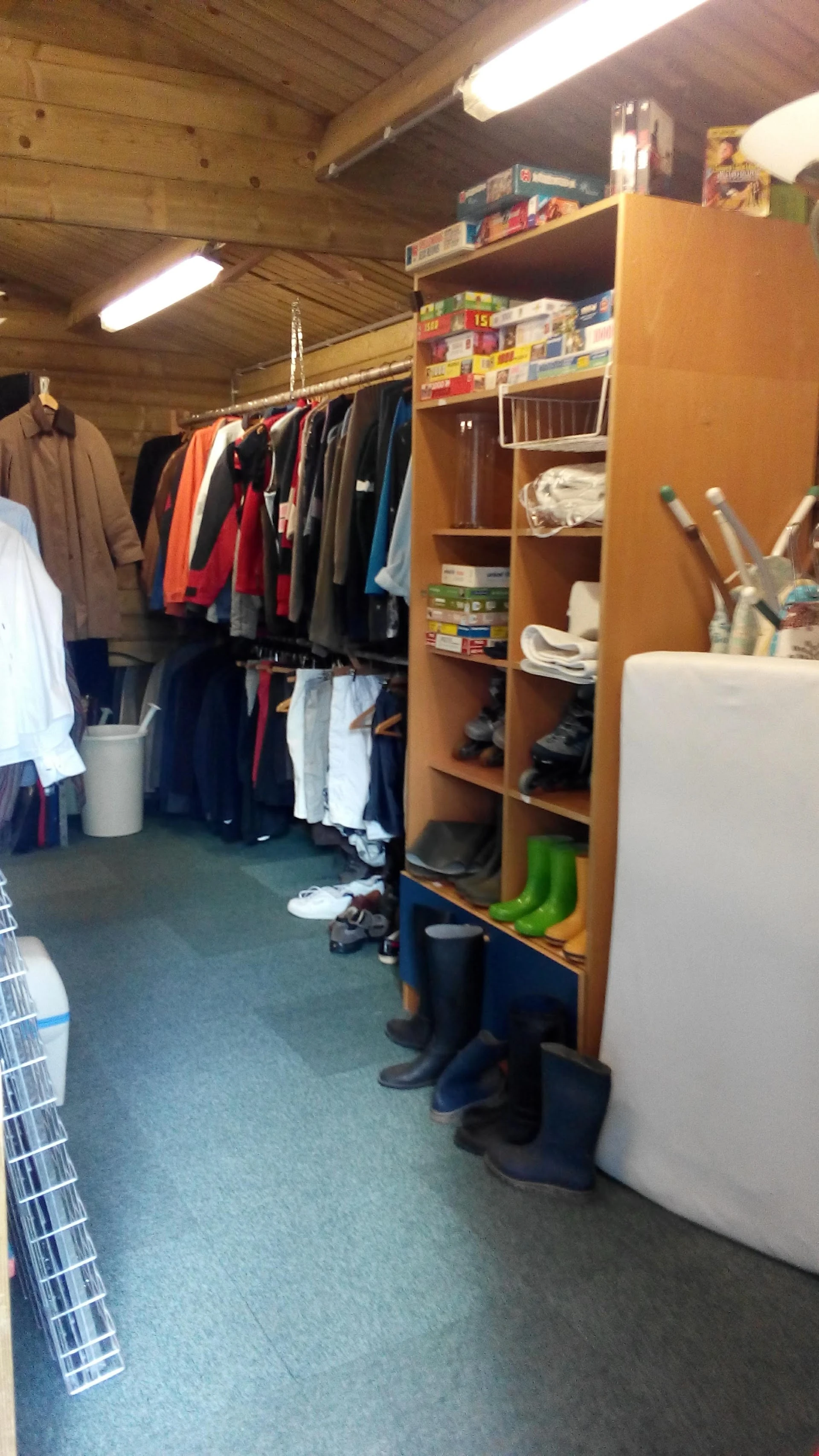 Kringloopwinkel Stichting Servitas in Huizen met tweedehands boeken, gereedschappen en huis- en inrichting