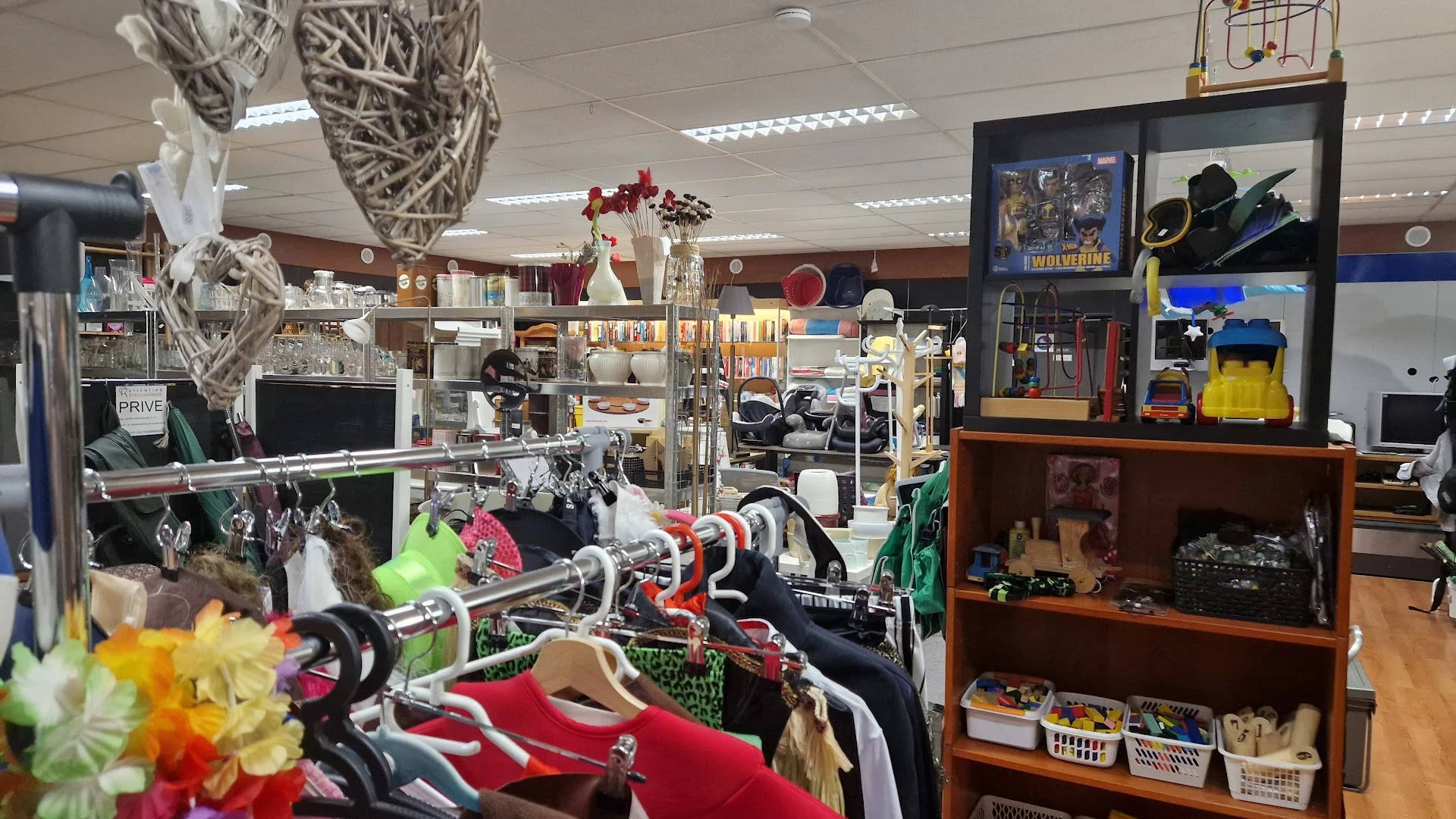 Kringloopwinkel Stichting Struunhoekie in Coevorden met tweedehands boeken, elektronica en kleding