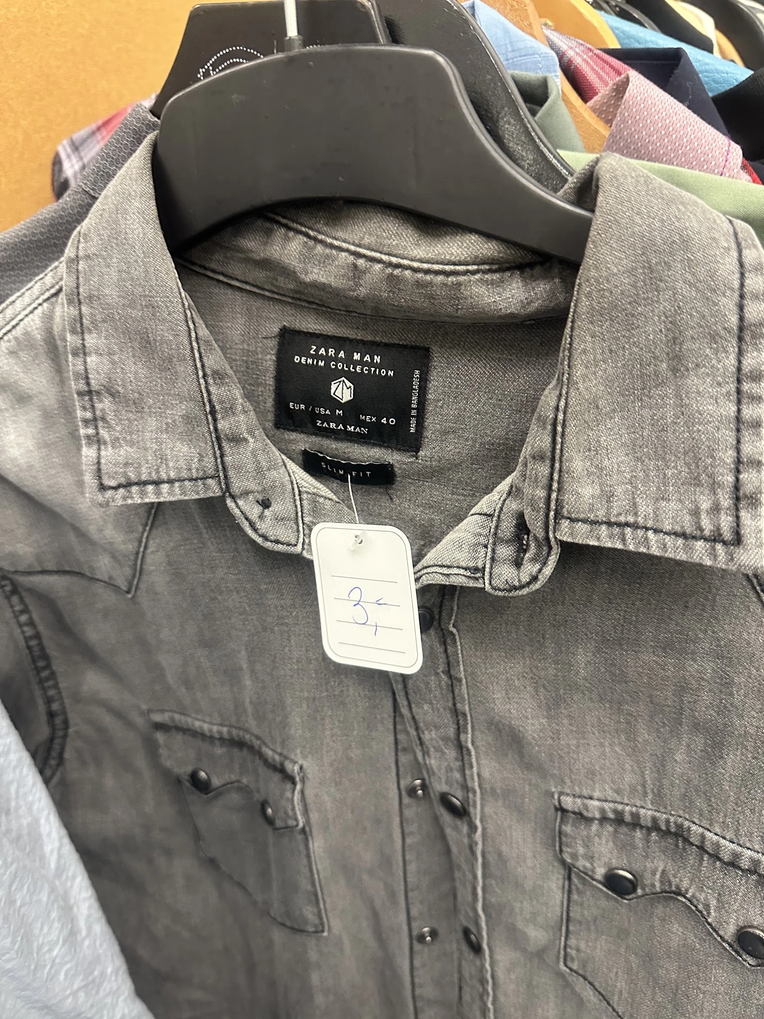 Grijze spijkerjasje van Zara Man met prijskaartje van 3 euro