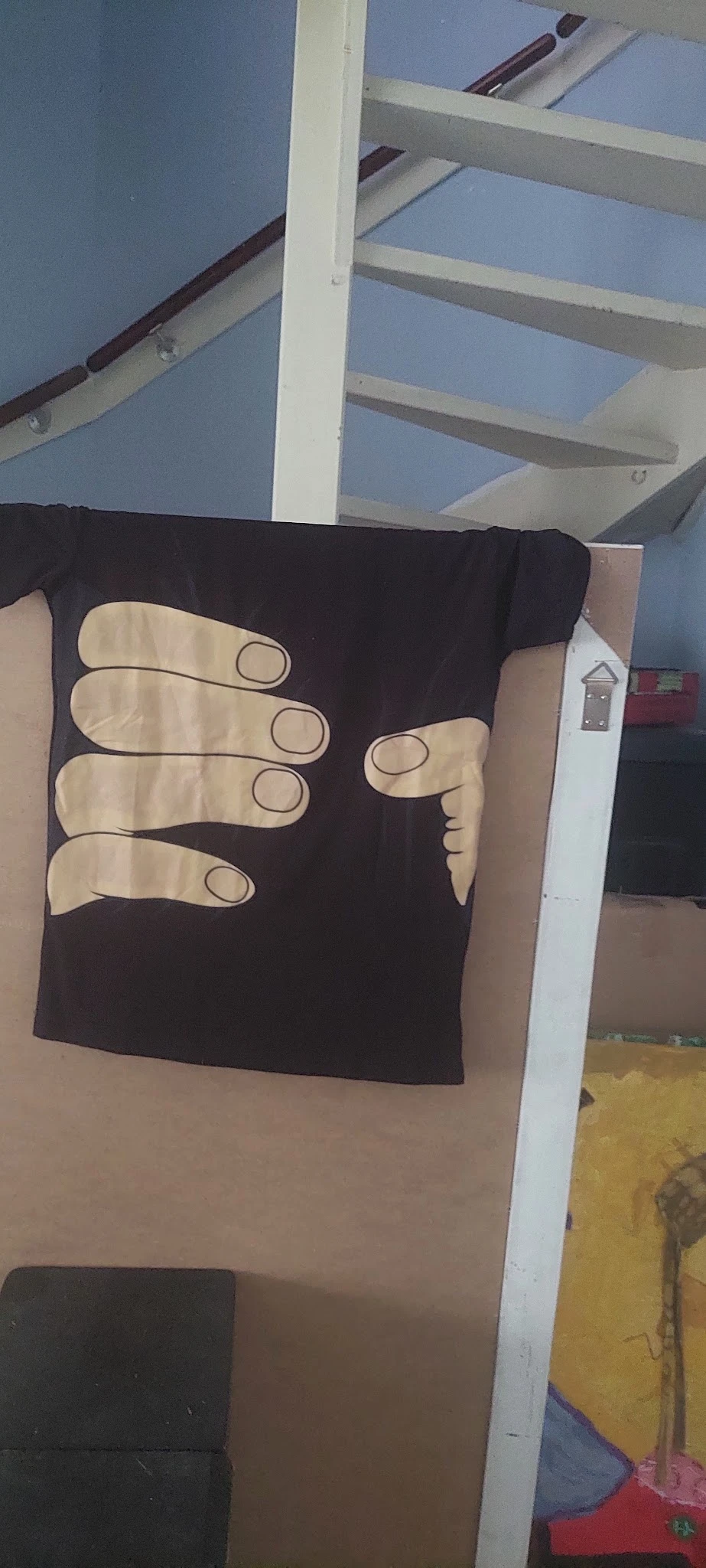 T-shirt met grafisch ontwerp van handen op zwarte stof
