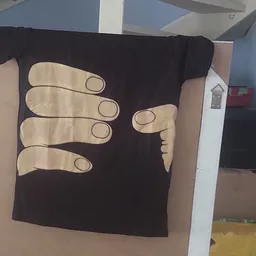 T-shirt met grafisch ontwerp van handen op zwarte stof