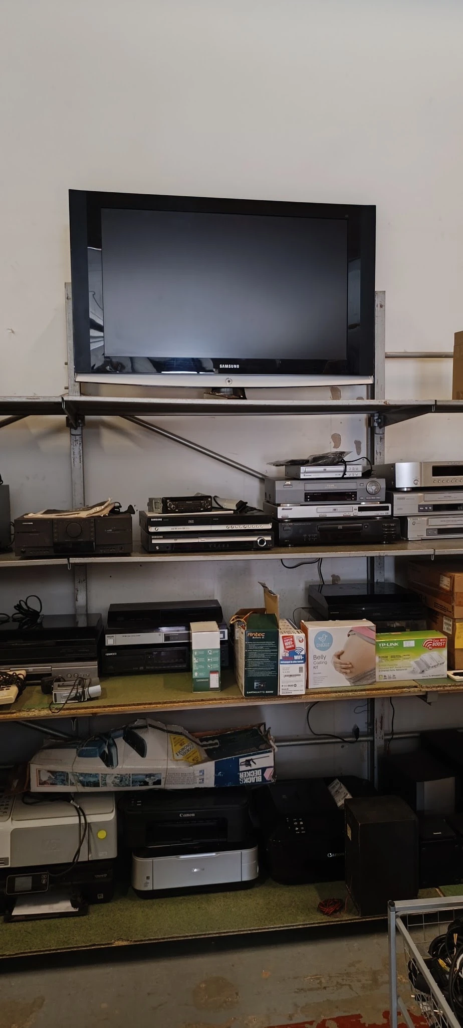 Rekken met elektronische apparatuur zoals dvd-spelers, versterkers en andere audiovisuele apparaten