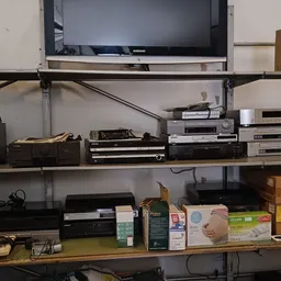 Rekken met elektronische apparatuur zoals dvd-spelers, versterkers en andere audiovisuele apparaten