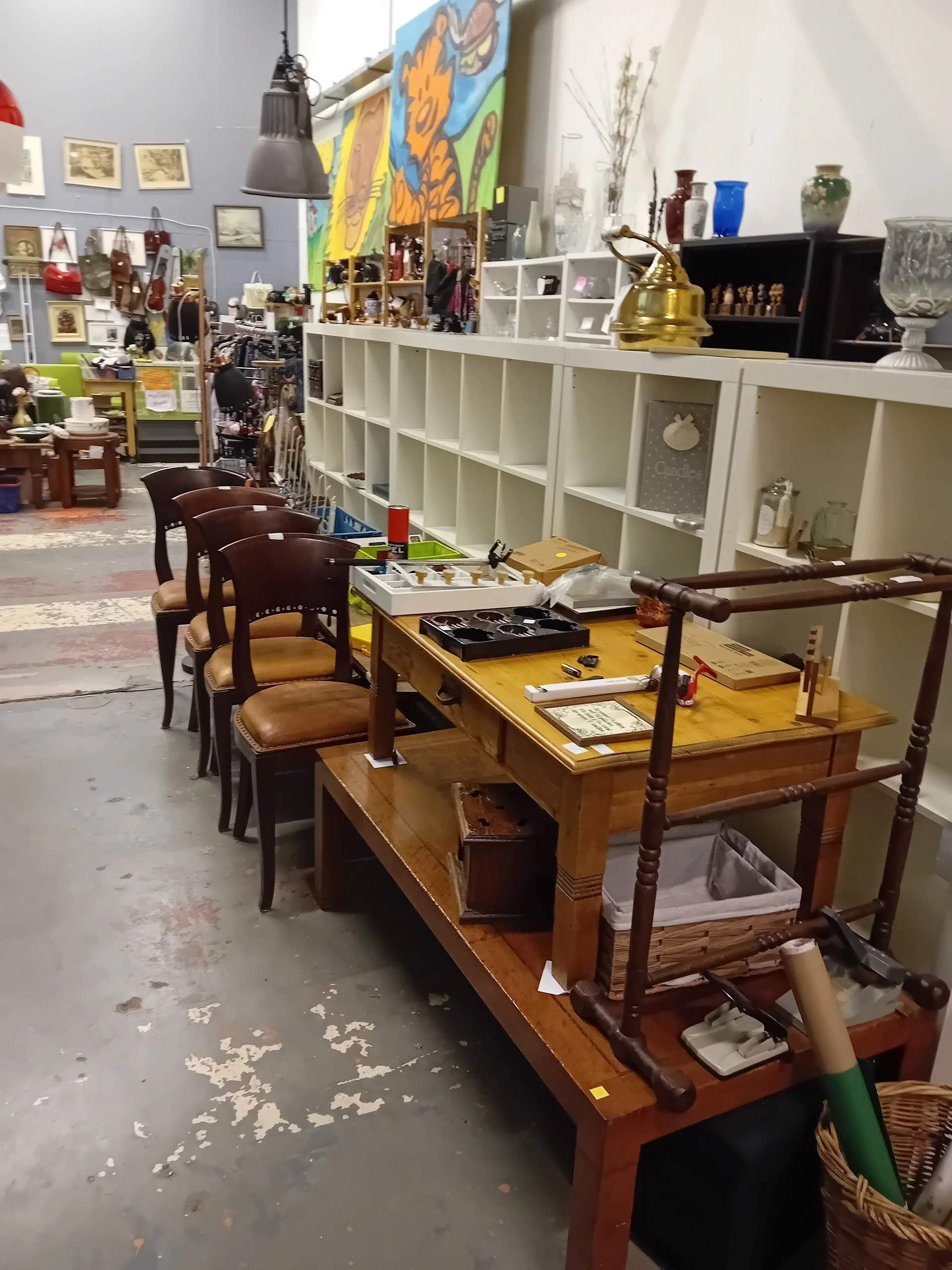 Stichting Tweede Kans Kringloop en Voedselbank in Amsterdam met tweedehands boeken, cd's en elektronica