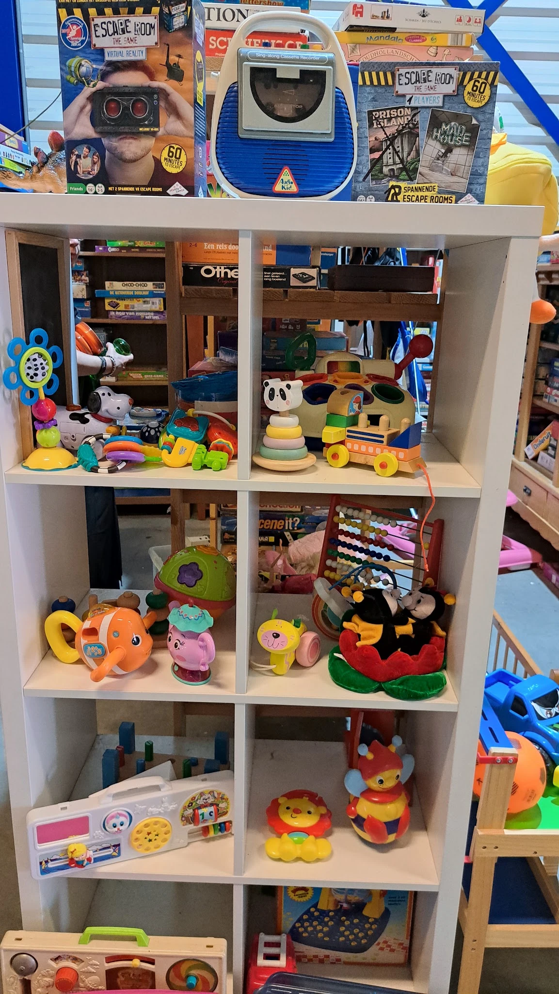 Speelgoedrekken met diverse babyspeelgoed zoals stapelringen, speelautootjes en pluchen speelgoed